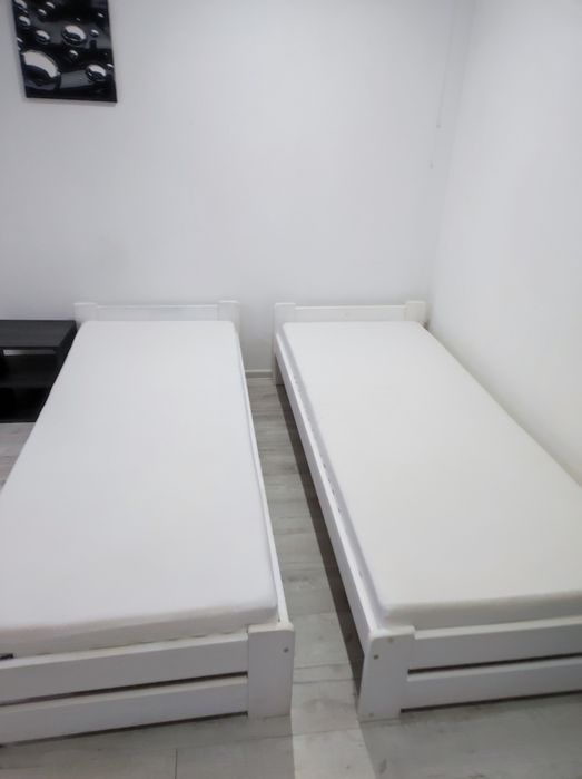 Łóżka drewniane z materacami na sprzedaż