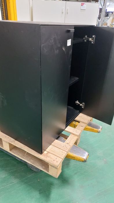 Armário metálico com portas de abrir