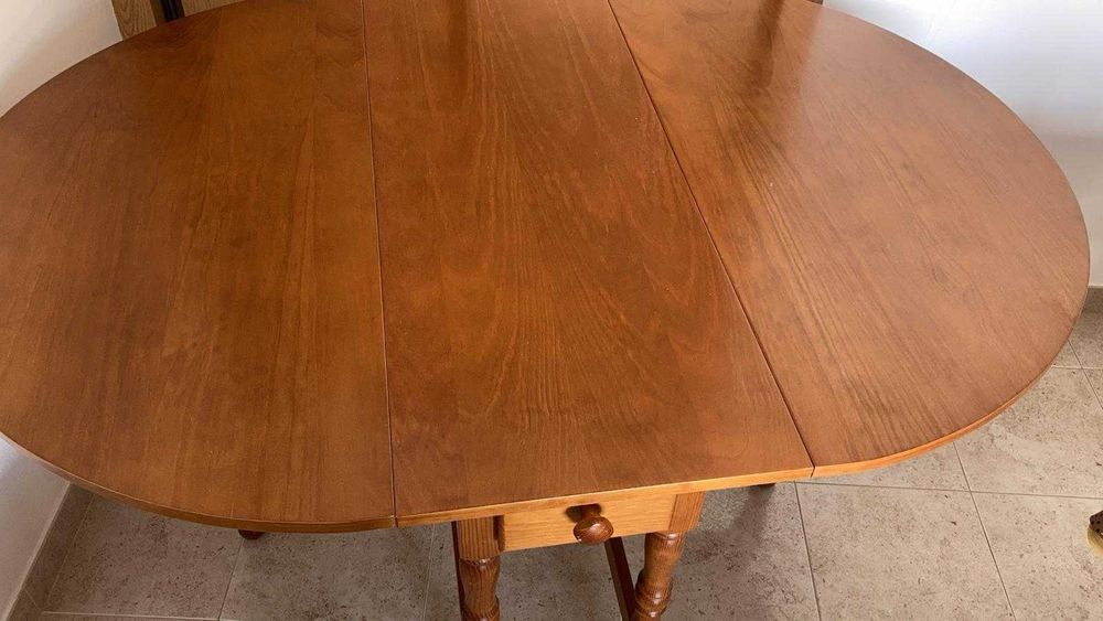 Mesa oval dobravel em madeira