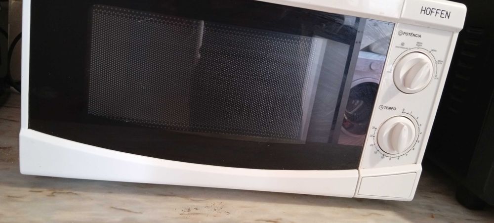 Máquina de lavar roupa e microondas