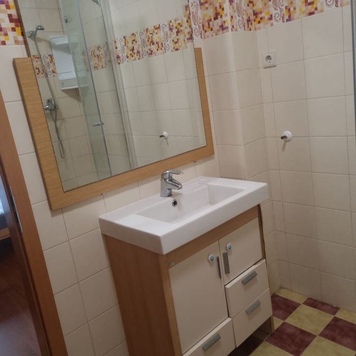 Aluga-se quarto espaçoso com casa de banho preivado-Entroncamento