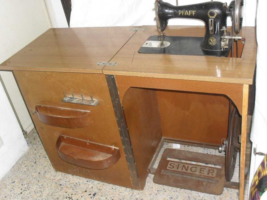 Máquina de costura PFAFF 31 com móvel