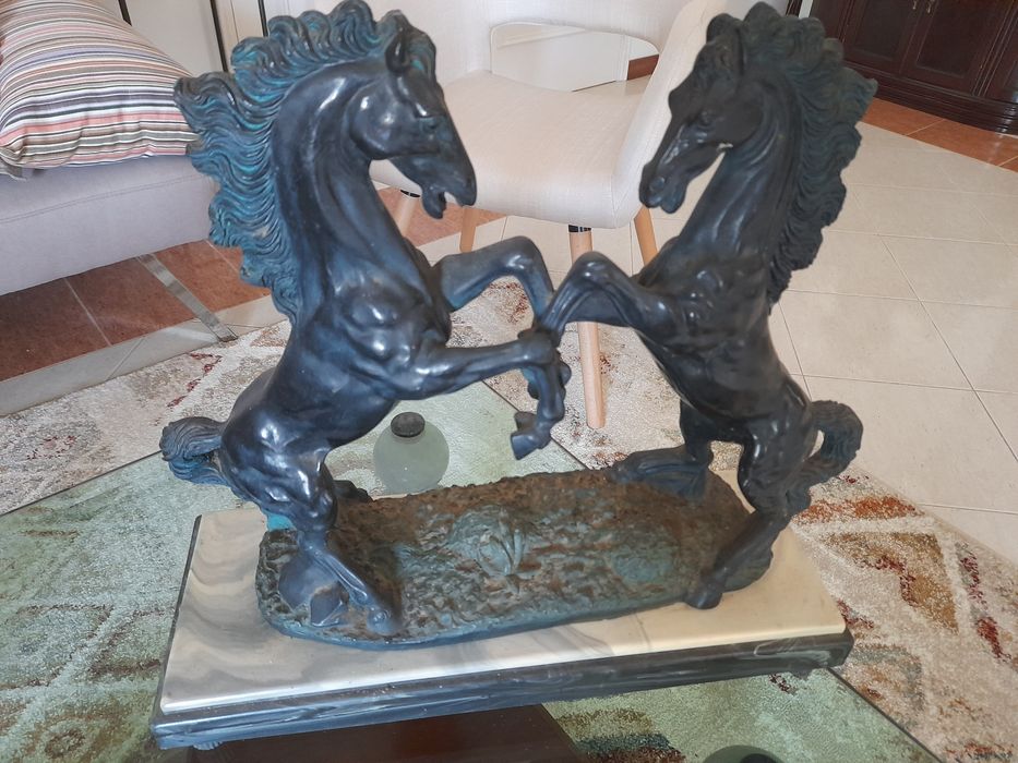 Peça porcelâmica de dois cavalos