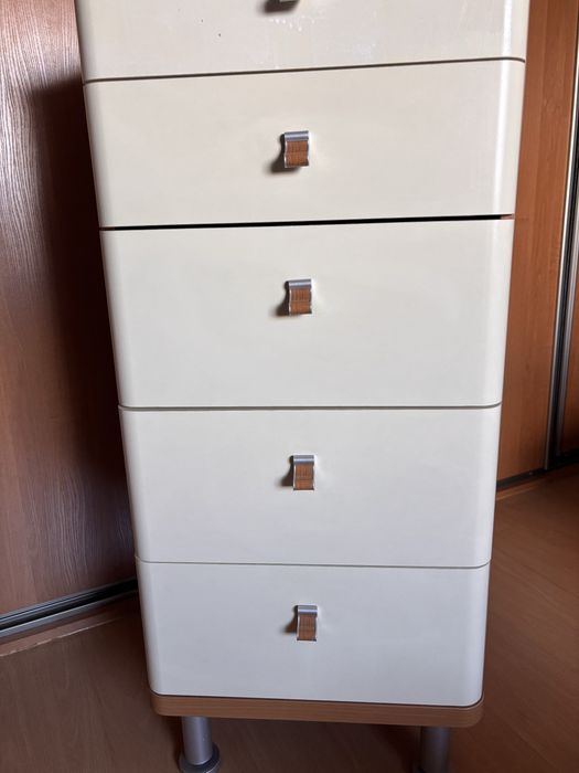 Wąska komoda z szufladami