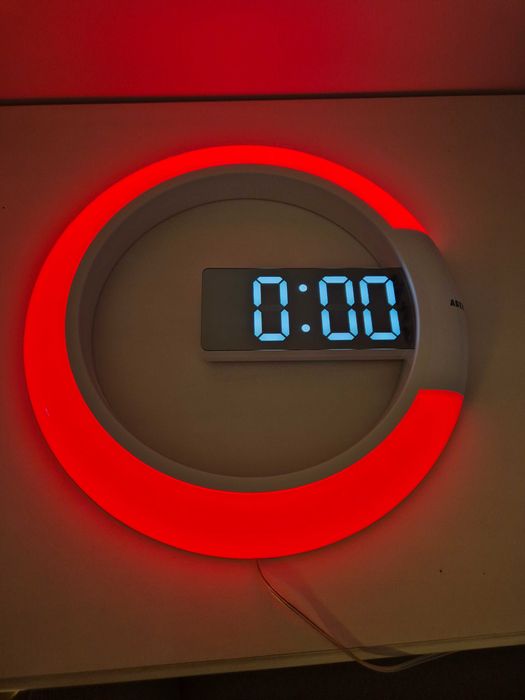 elektroniczny podświetlany zegar ścienny