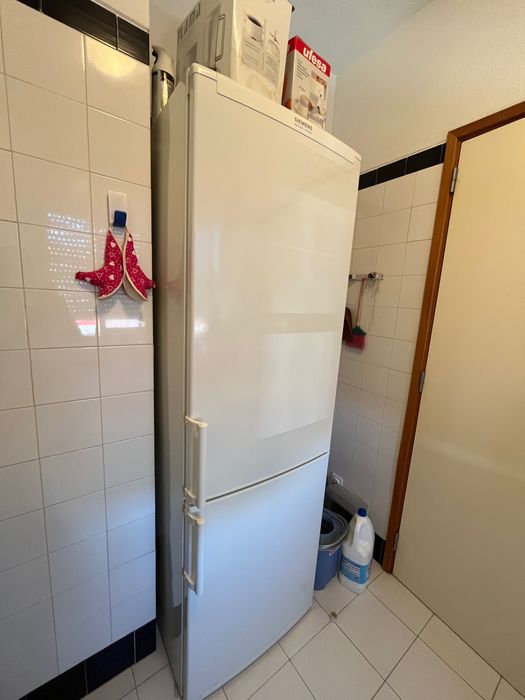 Frigorífico combinado com congelador da marca Siemens em muito bom estado