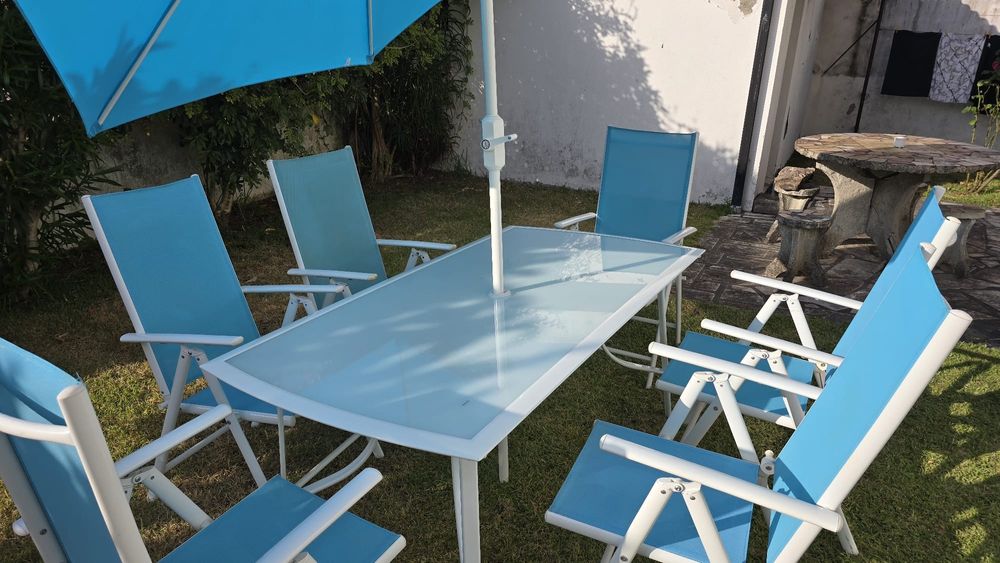 Mesa de Jardim com 6 cadeiras e parasol como novo