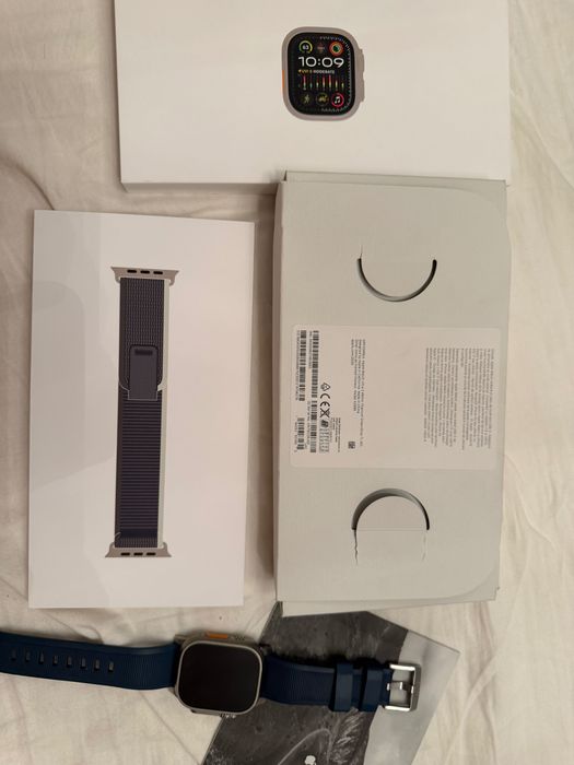 Apple Watch Ultra 2 z dodatkowym paskiem