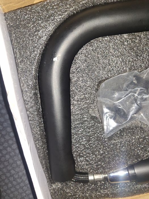 Torneira preta com mangueira retrátil