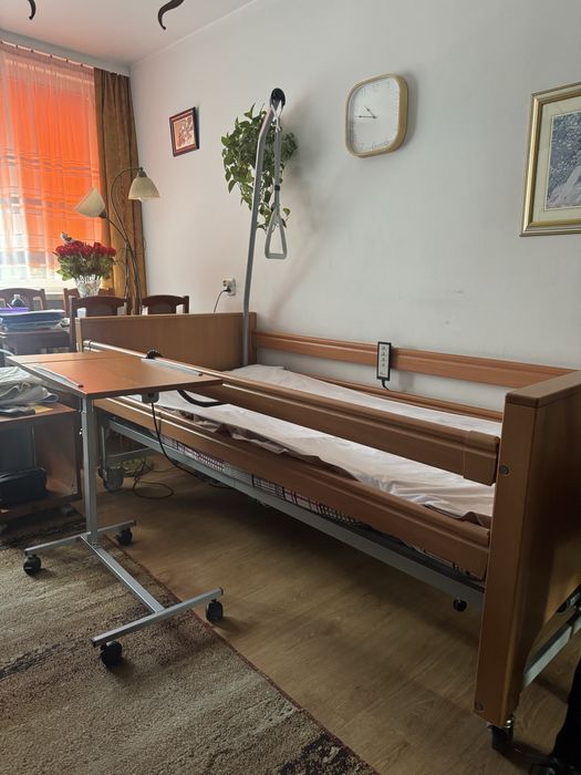 Łóżko ortopedyczne ze stolikiem, materacem i materacem antyodlezynowym
