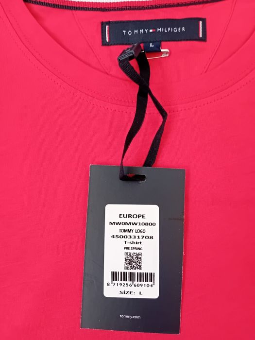 Czerwony t-shirt Tommy Hilfiger w rozmiarze L.
