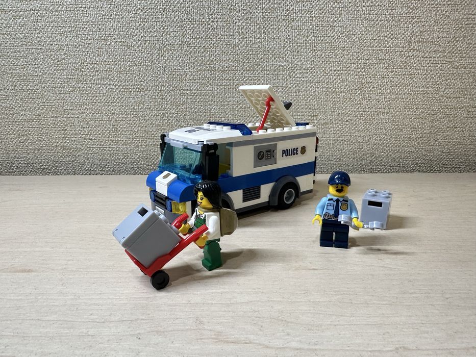 конструктор Bela Cities 10654 инкассаторская машина БУ