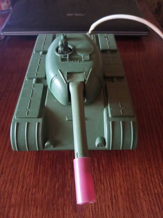 Танк Т-34. СССР. На батарейках.