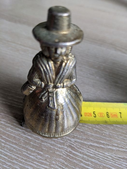 Латунная статуэтка женщины