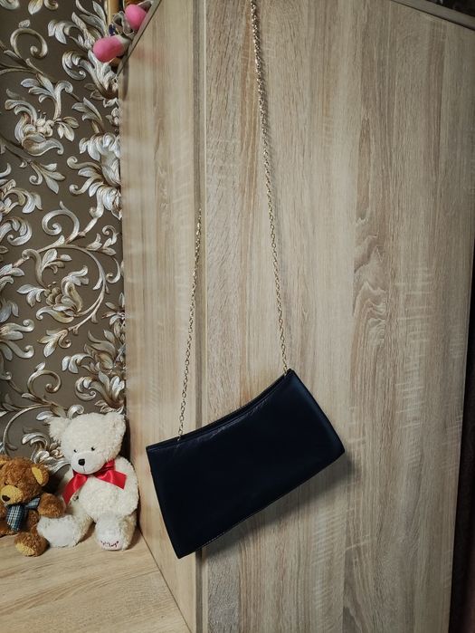 Клатч з золотим ланцюжком