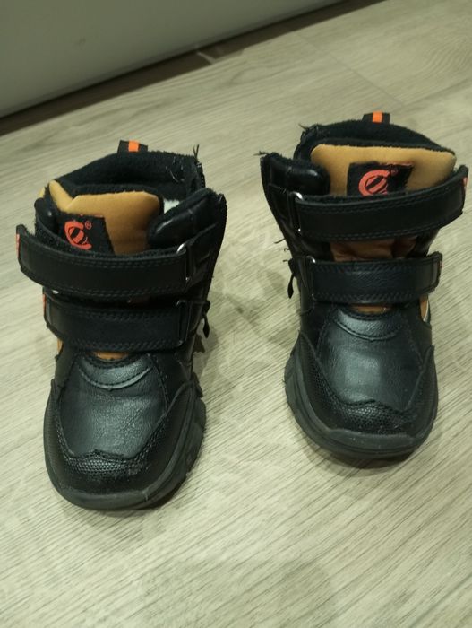 Buty chłopięce zimowe czarne z beżowymi wstawkami 24