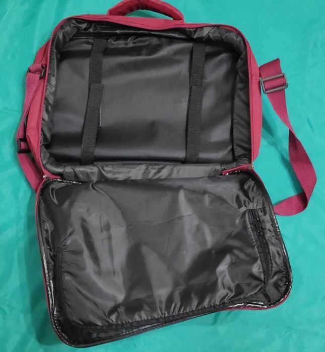 Saco para computador portátil e documentação.