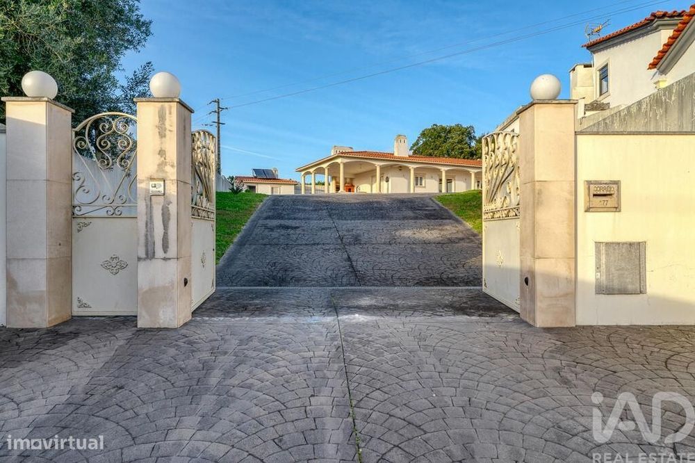 Casa / Villa T5 em Regueira de Pontes de 318,00 m2