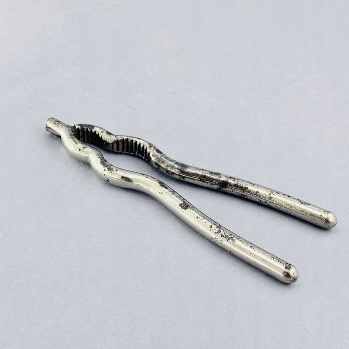 stary niemiecki metalowy dziadek do orzechów