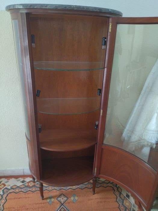 Cristaleira ou vitrine com pedra