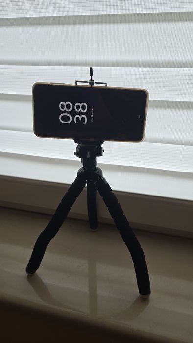 Lekko uszkodzony stojak do komórki