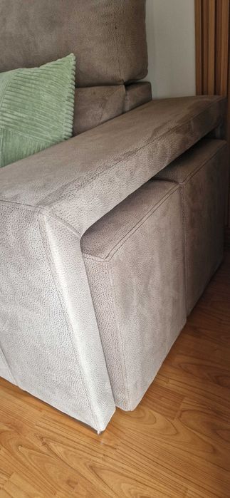 Sofá e mesinha de apoio