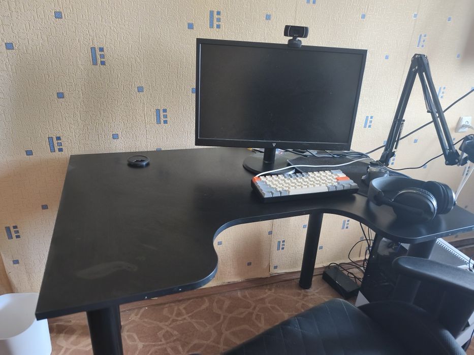 Стіл комп'ютерний