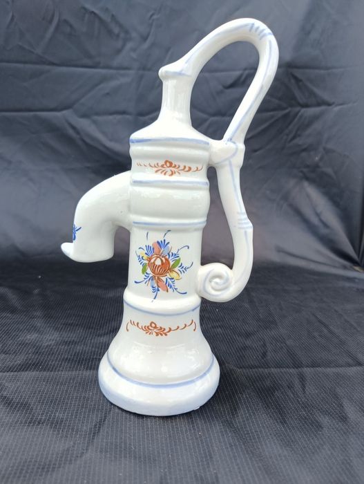 Dekoracja ceramiczna pompa