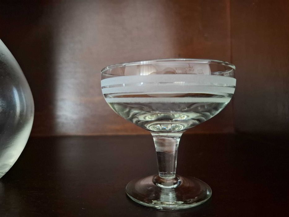 Garrafa de licor de cristal antiga e copos