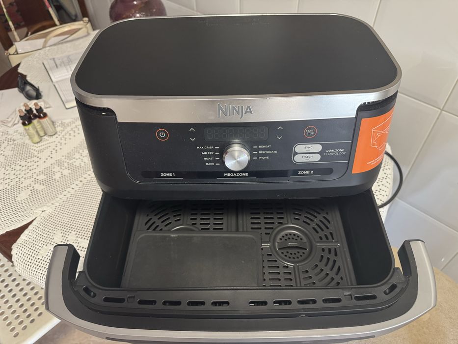 Ninja Foodi FlexDrawer DualZone 10,4 L – MegaZone  Vendo Ninja Foodi FlexDrawer DualZone, com capacidade de 10,4 litros.  Permite utilizar duas zinas.