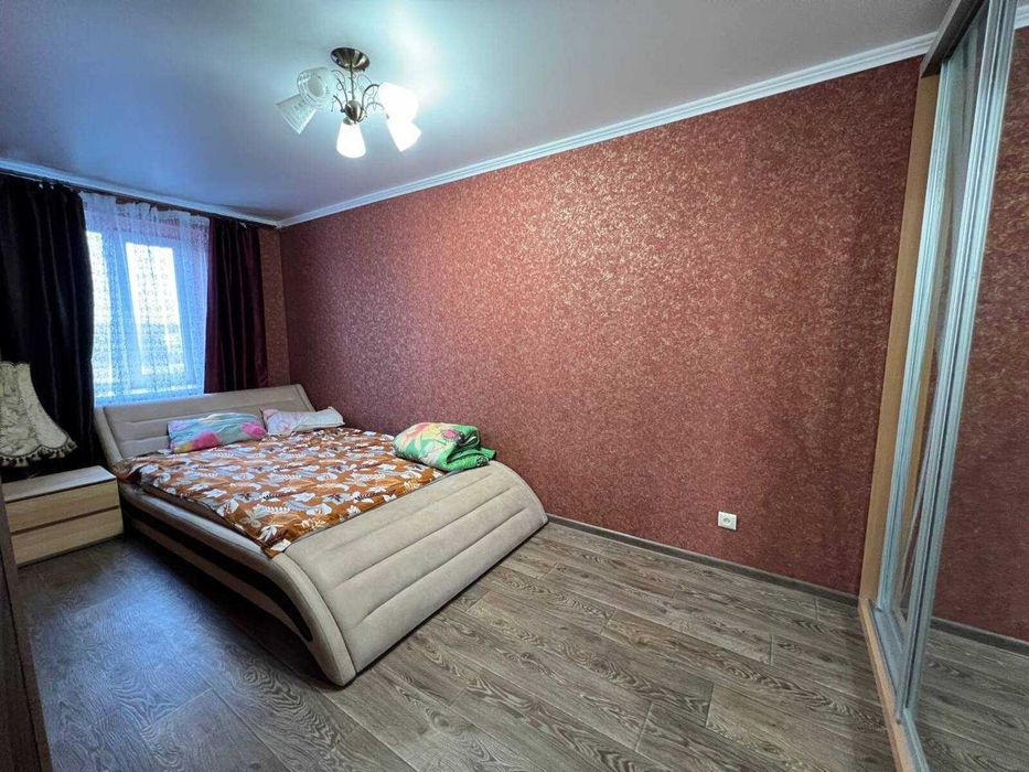 Посуточно  2 комн. Центр , площадь.