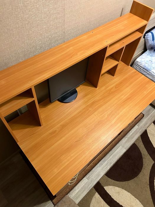 Компьютерный стол с надстройкой