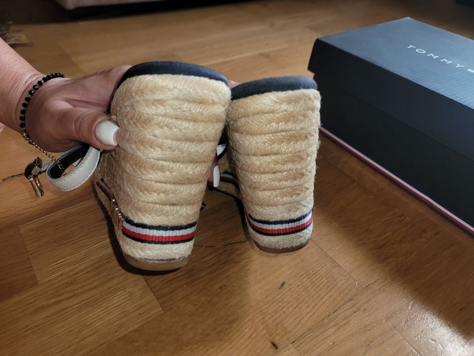 Tommy 37 sandały koturny