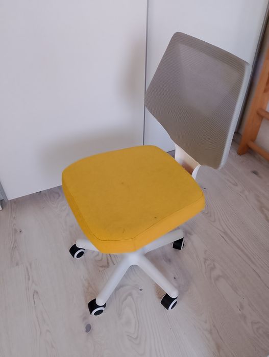 Krzesło obrotowe dla dziecka.