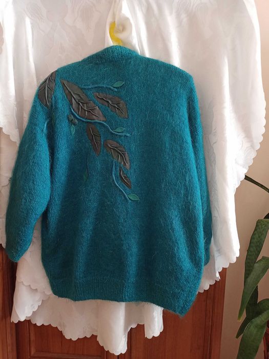 Sweter cieplutki,nic Angora, eleganski aplikacjaze skury ciemnej. Z Podszew