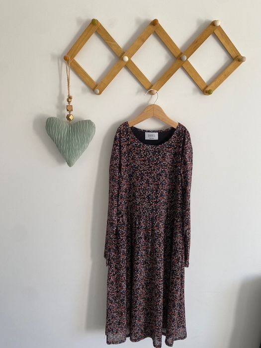 Sukienka siateczkowa d-xel 140 kwiatki beżowo koralowa jak newbie