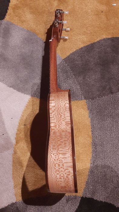 Cavaquinho meio luxo