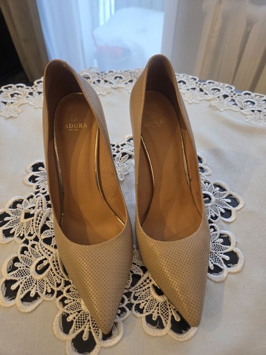 Szpilki beżowe Badura 38