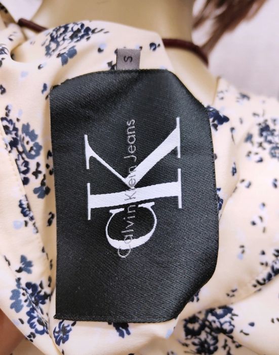 Oryginalna sukienka na lato beżowa w drobne kwiatki guma guziki nowa