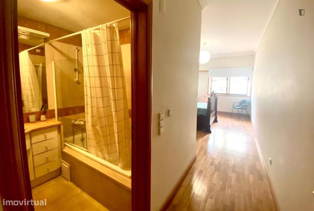 Quarto - localizado em Telheiras Lisbon