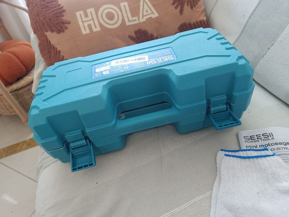 kit de mini motosserra elétrica a bateria (armazenado em uma maleta azul).
