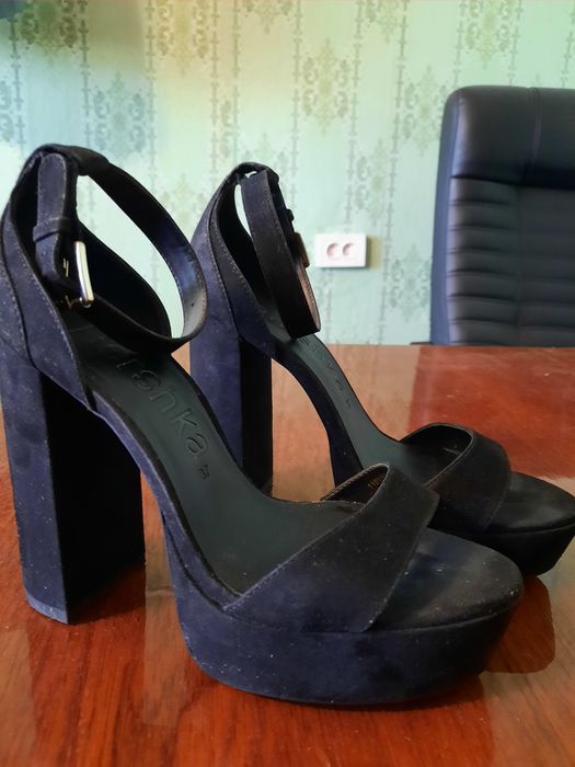 Модельні босоніжни Bershka