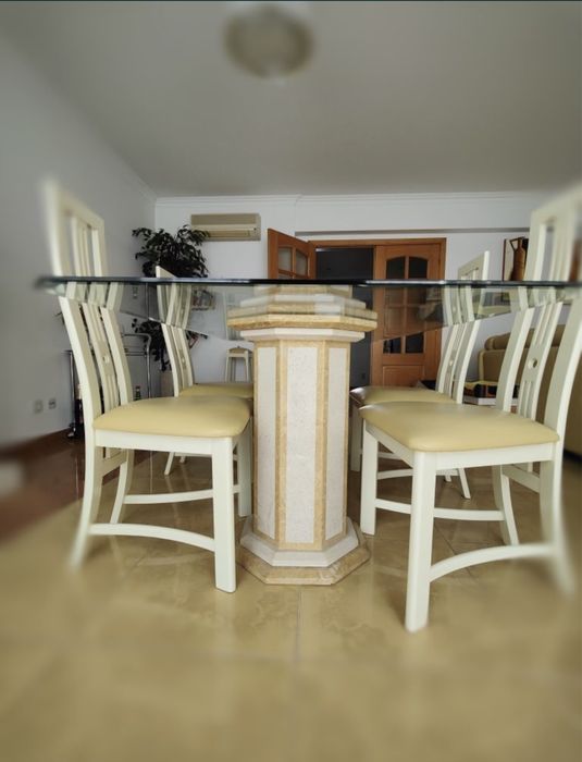 Mesa de Jantar com 4 cadeiras e 2 bancos de bar