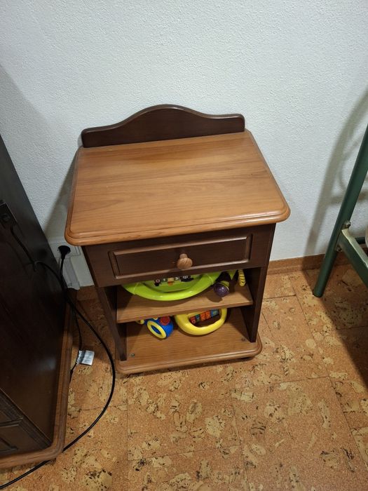 Mesa de cabeceira em madeira
