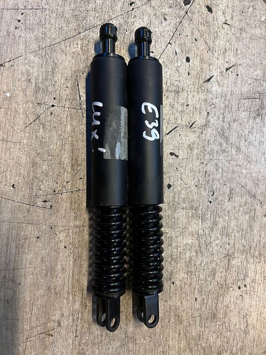 SIŁOWNIKI TYLNEJ KLAPY BAGAŻNIKA BMW E39 KOMBI