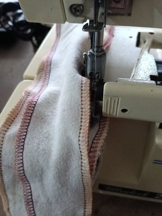 Máquina de costura corte e cose