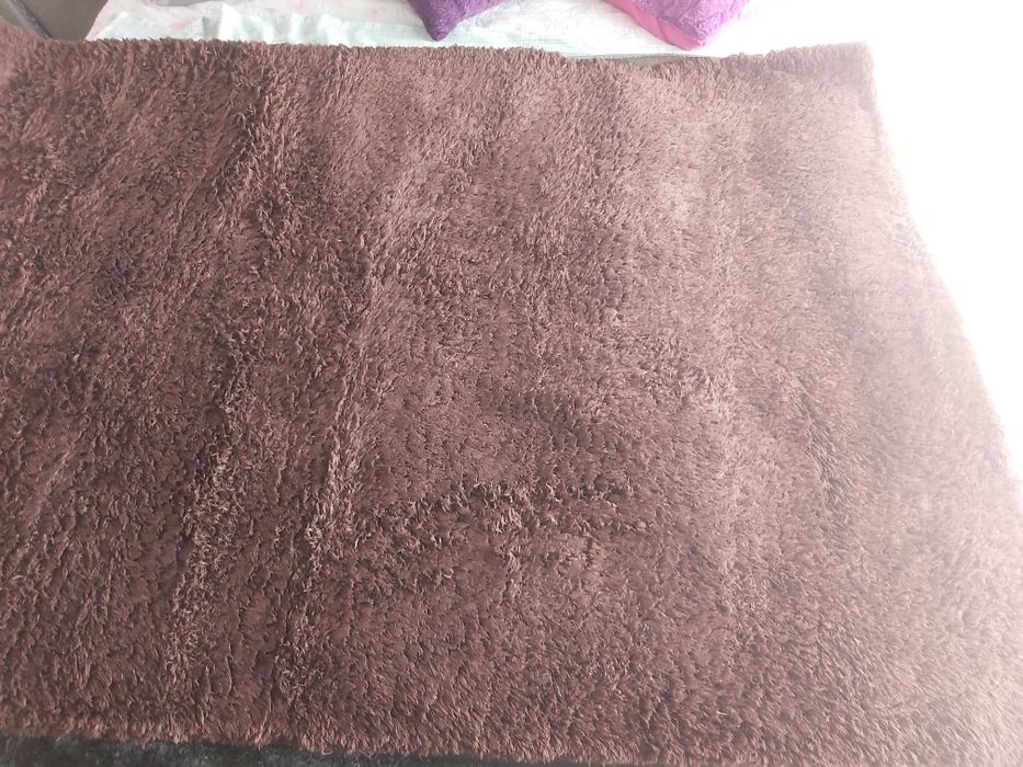 Carpete vermelha e carpete castanha 15€