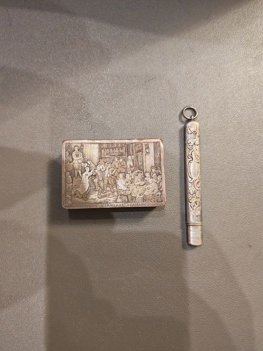 Dwa posrebrzane przedmioty tabakierka i etui na ołówek