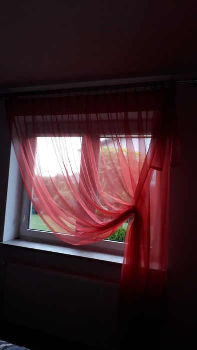Firanka z czerwonej organzy