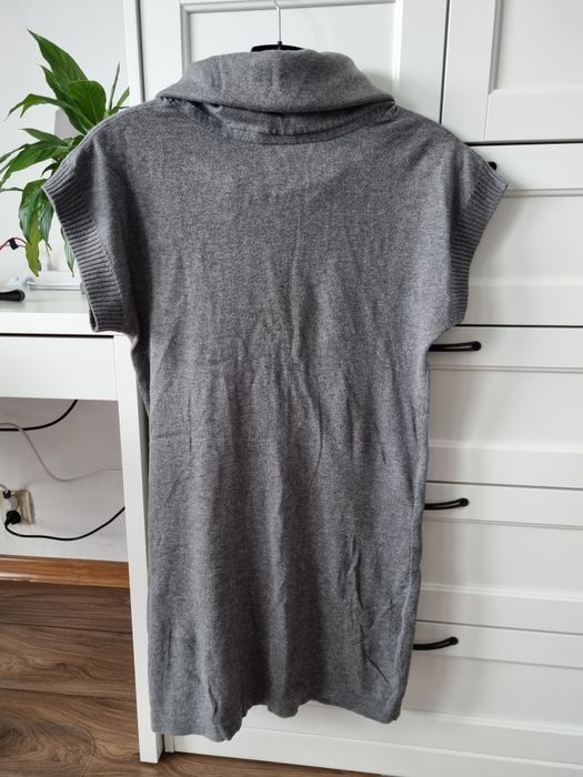 Dłuższy bezrękawnik tunika z wywijanym golfem